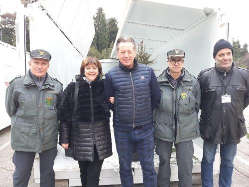 L'assessore FVG all'Ambiente, Fabio Scoccimarro (al centro), alla presentazione dell'iniziativa di riciclo degli alberi di Natale